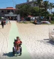 Esteira Acessibilidade Trade Mix projeto de praia acessivel em saquarema rj com esteira e cadeirantes passando