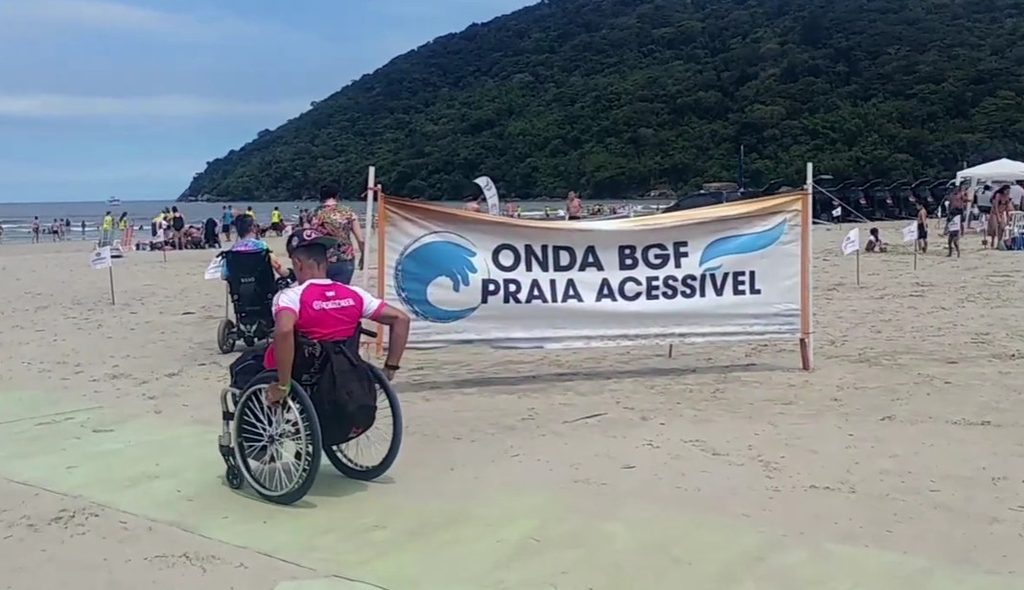 Assistir à reportagem do canal Mova-se sobre o Onda BGF Praia Acessível em Bertioga (SP)
